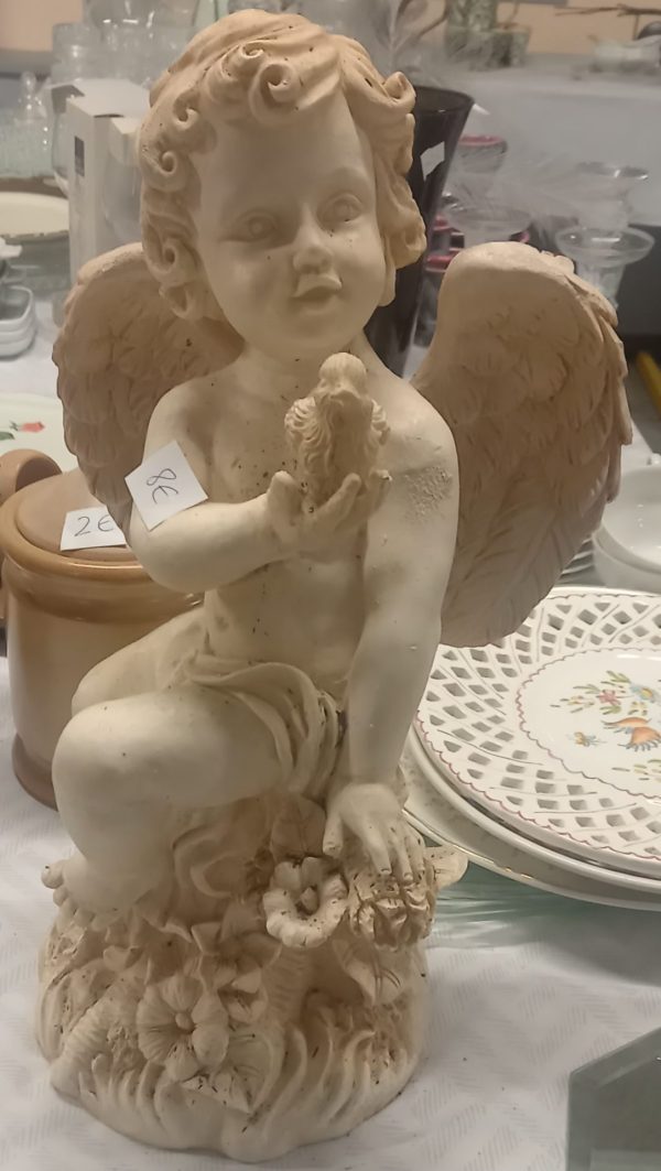Statue d'ange en résine,taille moyenne.