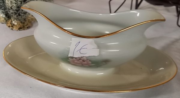 Saucière en porcelaine avec une image de nénuphar.