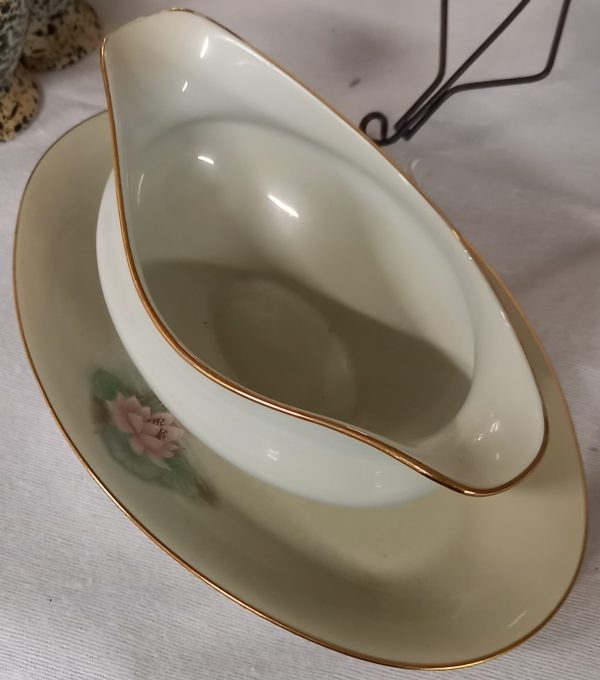 Saucière en porcelaine avec une image de nénuphar. – Image 2