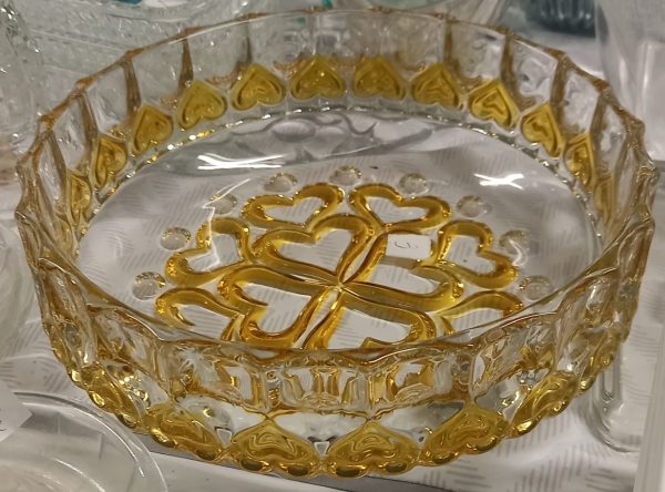 Saladier a motif de cœur en verre.