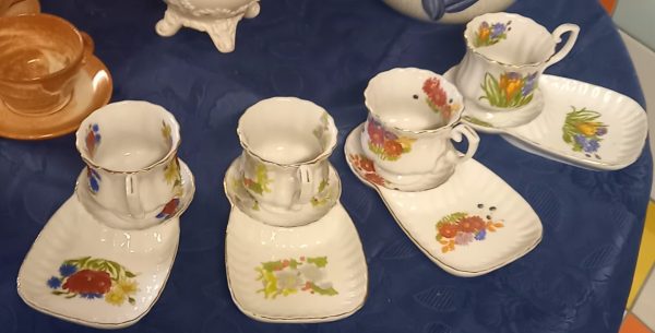 lot de 4 tasses,4 sous-tasses et 4 petit plateaux.