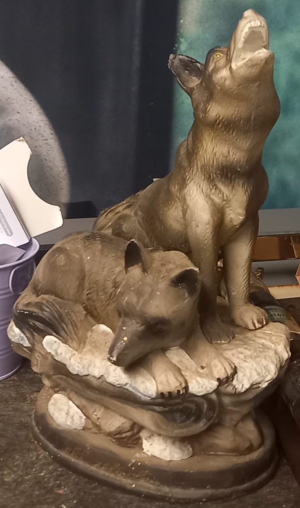 Statuette d'un couple de loups.