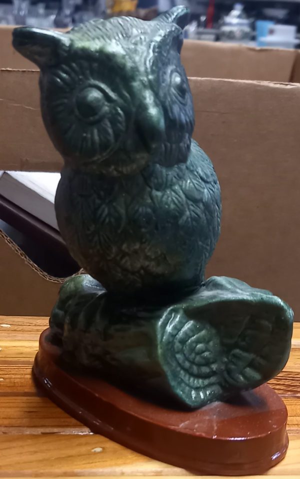 Statuette d'hibou en céramique.
