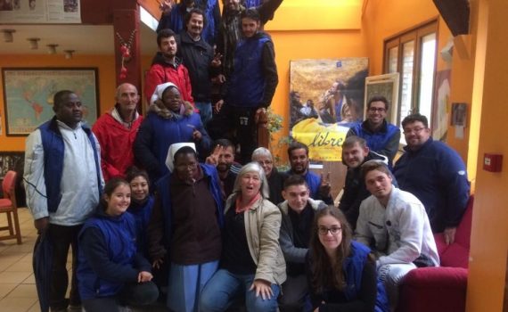 photo de groupe à emmaus dunkerque lors du convoi solidarité grande synthe