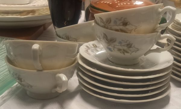 Lot de 6 tasses et assiettes en porcelaine Edelweiss.