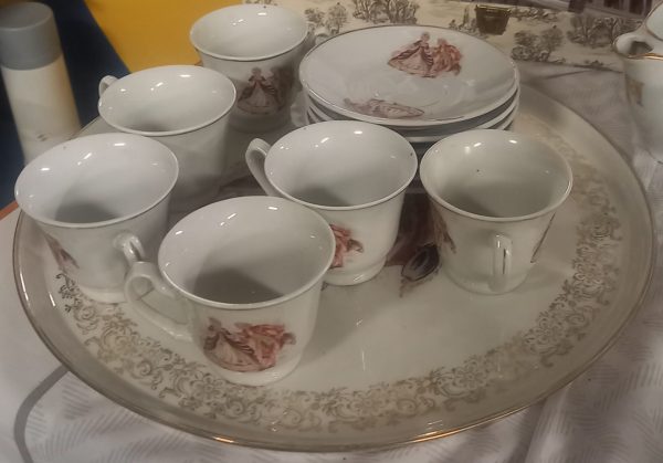 Lot en porcelaine de 6 assiettes et 6 tasses avec plateau.