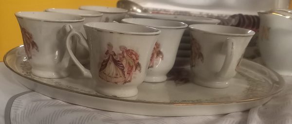 Lot en porcelaine de 6 assiettes et 6 tasses avec plateau. – Image 2