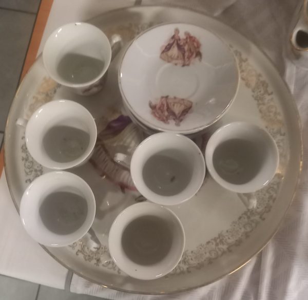 Lot en porcelaine de 6 assiettes et 6 tasses avec plateau. – Image 3