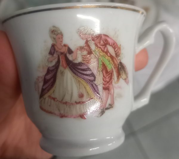 Lot en porcelaine de 6 assiettes et 6 tasses avec plateau. – Image 4