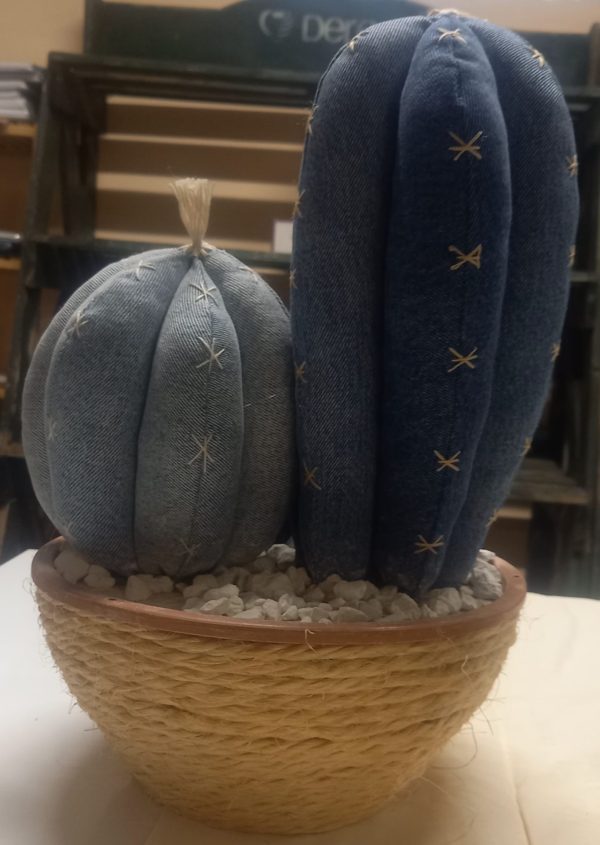 Cactus artisanal en jean. – Image 3