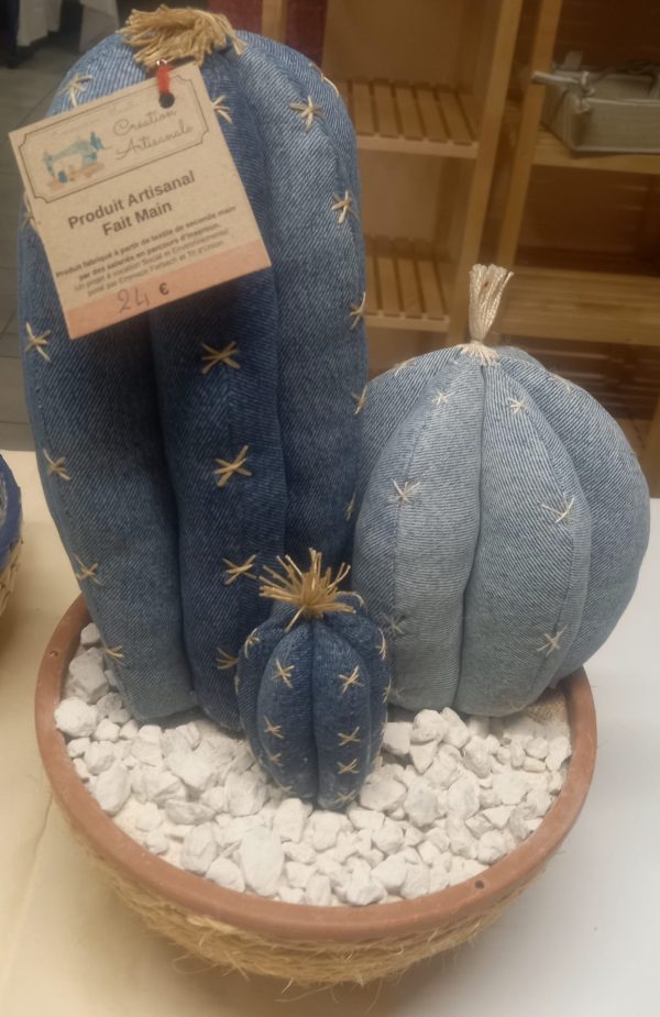 Cactus artisanal en jean. – Image 4