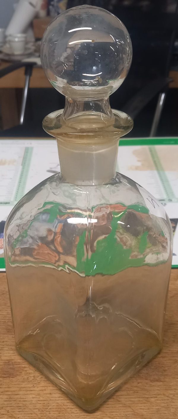 Bouteille en verre avec son bouchon.