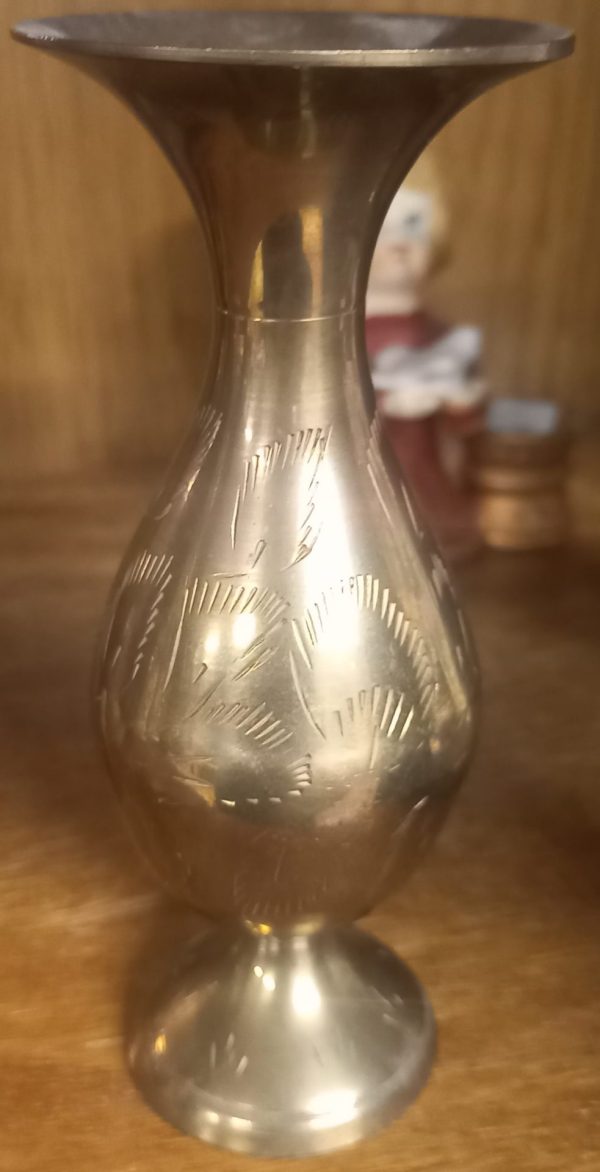 Petit vase a gravure en métal. – Image 2