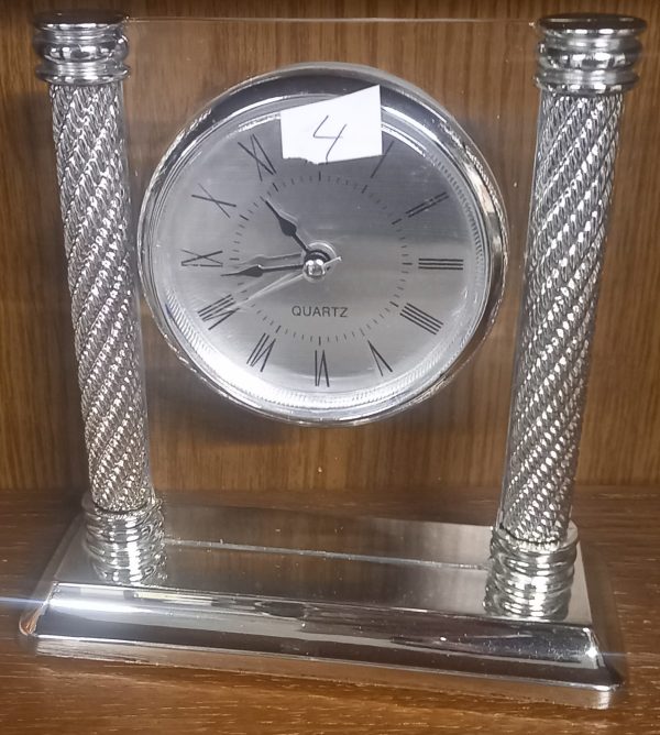 Petite horloge décorative.