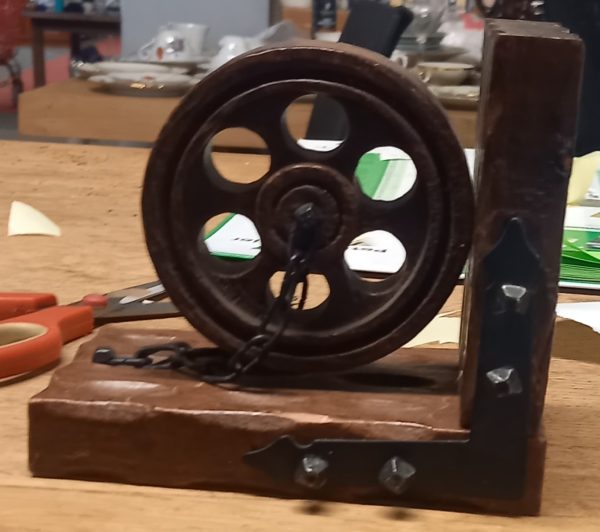 Petit rouet en bois décoratif.