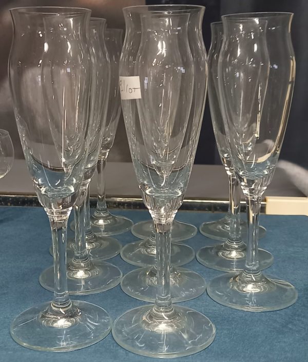 Lot de 11 verres a champagne. – Image 2