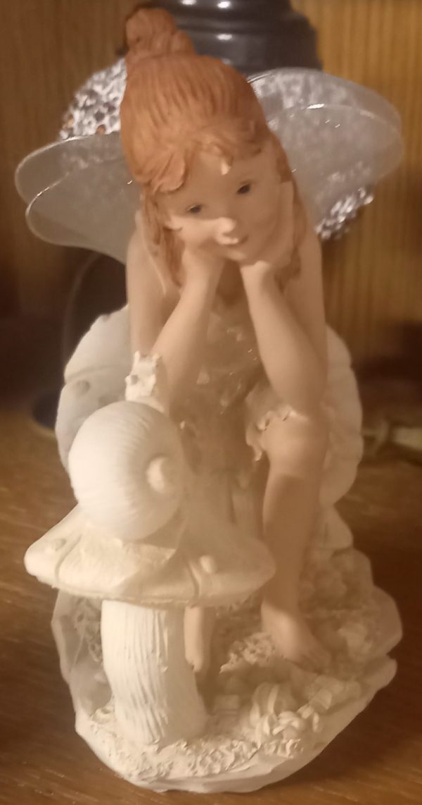 Statuette d'ange assis en résine.