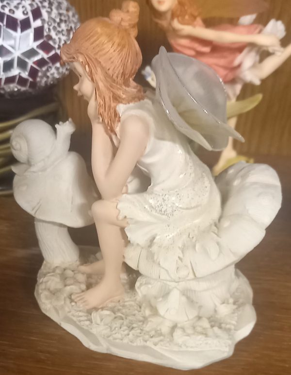 Statuette d'ange assis en résine. – Image 3