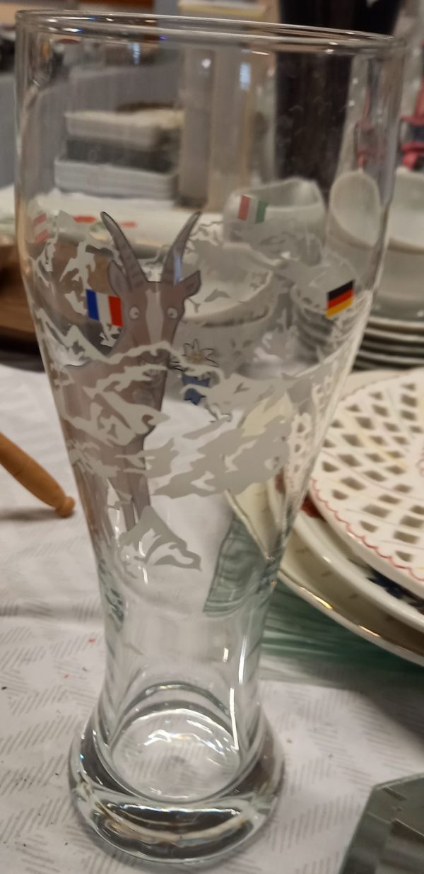 Verre a image de bouc. – Image 2