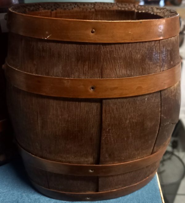 Tonneau en bois décoratif de petite taille.
