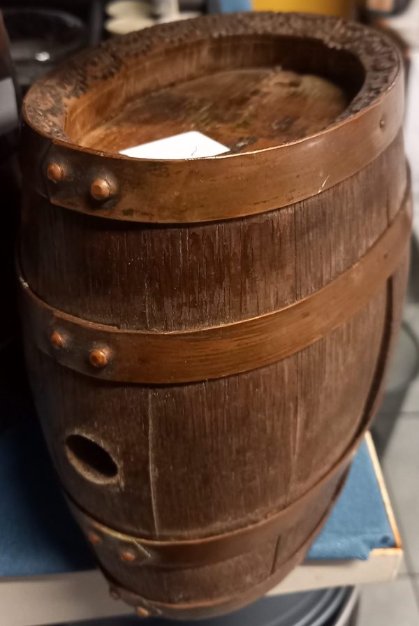 Tonneau en bois décoratif de petite taille. – Image 2