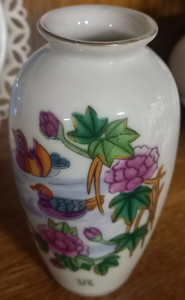 Petit vase en porcelaine.