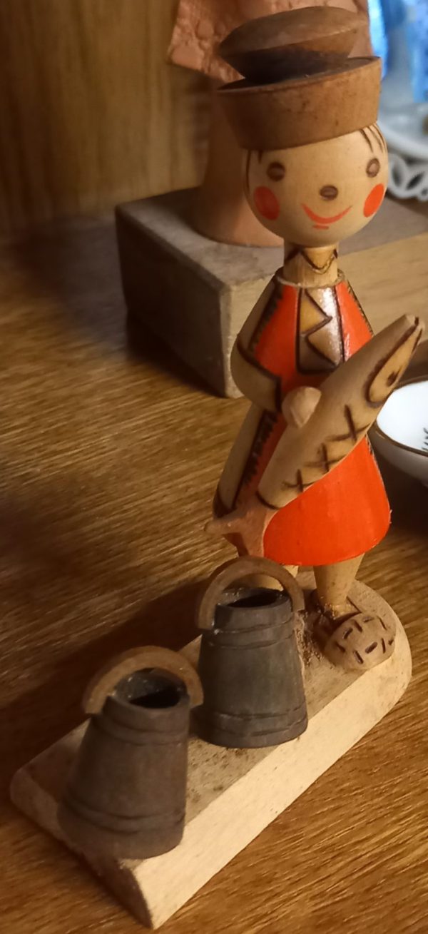 Statuette en bois d'un poissonnier. – Image 3