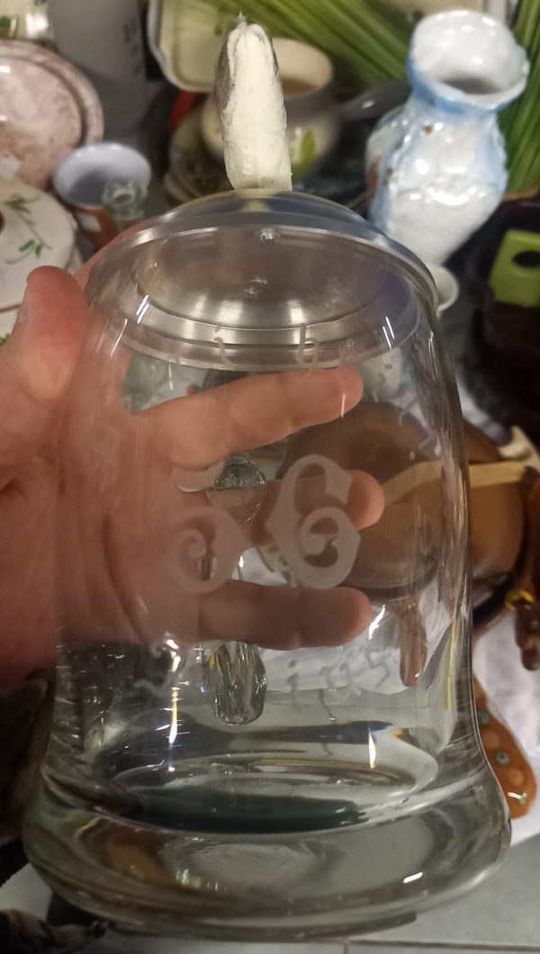 Tasse a bière en verre.