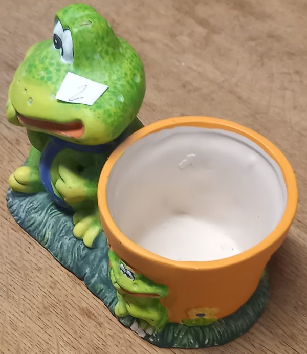 Pot de fleur décorative avec une statuette de grenouille. – Image 2