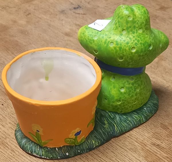 Pot de fleur décorative avec une statuette de grenouille. – Image 3