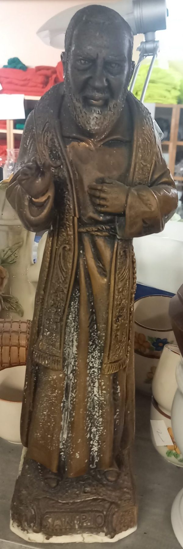 Statuette de SanPio en plâtre.