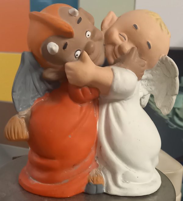 Statuette d'ange et démon en résine.