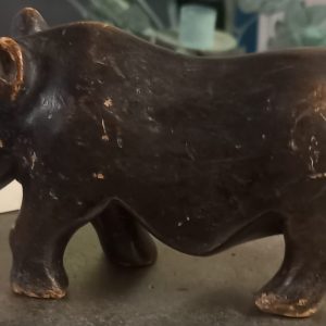 Statuette en bois en forme de rhinocéros.