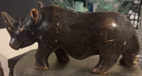 Statuette en bois en forme de rhinocéros.